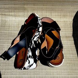 Clarks Soft Cushion Black/Zebra Summer Sandals, size 7.5M. Like new!